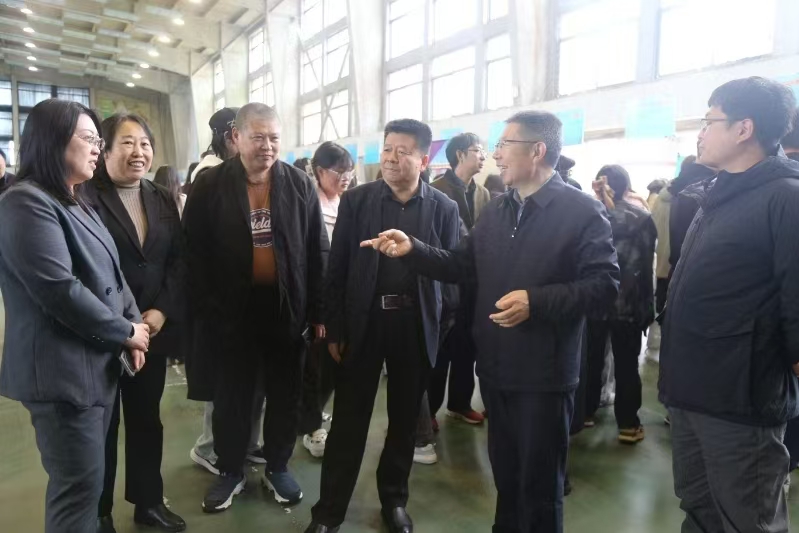 冯瑞银副校长带队调研英国365官网招聘会
